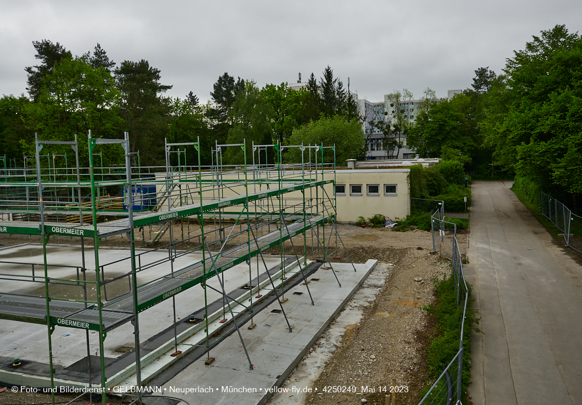 14.05.2023 - Ein Kran für die Baustelle Haus für Kinder in Neuperlach